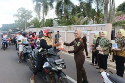 Kepala Kejaksaan Negeri Beltim Bagikan Bantuan Sembako, Takjil dan Bingkisan ke Masyarakat  8 Facebook creation 889E559D C417 4515 9CA4 B0AC8207503E