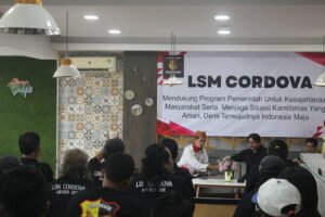 LSM Cordova Sukses Gelar Diskusi bedah RUU Prolegnas Prioritas 2025Tentang penarikan kewenangan kepolisian yang akan diserahkan kepada kejaksaan

Kota Tegal Mediarcm.com - Lembaga swadaya Masyarakat (LSM) Cordova merupakan organisasi resmi dan terdaftar sejak pasca reformasi hingga kini, di gagas H. Tambari Gustam semakin berkembang dan banyak pengikutnya menyebar hingga ke beberapa kota dan kabupaten.

Rabu, 5 Maret 2025, Bertempat di Cafe Holybowl, jalan Kapten Ismail Kota Tegal,  LSM Cordova menggelar acara silaturahmi dan diskusi Bersama, sekaligus menguatkan ibadah di bulan suci Ramadhan 1446 Hijriyah dengan berbuka puasa Bersama. 

Acara dimulai pukul 16.30 WIB, Dihadiri 50 orang, baik pengurus KSM masing masing kecamatan beserta anggota juga Menghadirkan 2 tokoh narasumber, Atmo tan Sidik, Pengurus Majelis Ulama, dan IPHI Kota Tegal periode saat ini, Agus Wijanarko, SH. MH, Pengacara yang juga menjadi bagian dari LSM Cordova bidang Hukum, H Tambari Gustam selaku Ketua Umum secara langsung tampil menjadi Moderator dalam acara kali ini.

Seluruh Peserta yang hadir Nampak antusias menyimak Ulasan Nara sumber yang ternyata sangat dekat dengan sosok H. Tambari Gustam selaku Ketua LSM Cordova, ketiganya bisa dibilang tokoh pergerakan atau aktifis yang telah mengalami banyak dinamikanya.

Dalam Sambutannya, H. Tambari gustam sebagai moderator menyampaikan diskusi kali ini terkait sikap LSM Cordva dalam mendukung implementasi program Asta Cita Pemerintahan Prabowo-Gibran menuju Indonesia emas 2045, terwujudnya Program Legislasi Nasional (Prolegnas) Undang undang 2025 dikembalikan kepada instansi terkait, terwujudnya system hukum Nasional, serta sinergitas sebagai wujud solidaritas sehingga tercipta situasi kamtibmas yang kondusif demi kesejahteraan masyarakat.

Program Legislasi Nasional (Prolegnas) adalah instrumen perencanaan program pembentukan Undang-Undang, dimana merupakan instrumen perencanaan program pembentukan Undang-Undang yang disahkan dalam rapat paripurna DPR RI, RUU-RUU tersebut berasal dari berbagai usulan, diantaranya komisi-komisi di DPR, Usulan Baleg DPR, Usulan perseorangan, Usulan DPD, Usulan pemerintah.  

RUU Prolegnas Prioritas 2025 berjumlah 41 yang disepakati dalam Rapat Paripurna DPR RI pada 19 November 2024, diantaranya 1. Usulan Komisi I, seperti RUU tentang Perubahan Ketiga atas UU Nomor 32 Tahun 2002 tentang Penyiaran, 2. Usulan Komisi II, seperti RUU tentang Perubahan Atas UU Nomor 29 Tahun 2023 tentang Aparatur Sipil Negara, 3. Usulan Baleg, seperti RUU tentang Perubahan Kedua atas UU Nomor 16 Tahun 2004 tentang Kejaksaan RI, 4. Usulan Perseorangan, seperti RUU tentang Pengelolaan Perubahan Iklim, 5. Usulan Pemerintah, seperti RUU tentang Hukum Acara Perdata.

"Rancangan undang undang (RUU) yang diusulkan dan sedang di bahas di DPR RI, akan menjadi landai dan bisa saja di sahkan, bilamana mahasiswa dan juga Lembaga non Goverment, organisasi LSM tidak bersuara dan bergerak menyikapi. 
Melalui Gerakan Gerakan diskusi yang bisa dibilang terbatas,namun bila semakin meluas dan dipublikasikan secara masive oleh media masa, baik local maupun nasional, diharapkan menjadi pertimbangan dalam keputusan atas perubahan RUU prolegnas 2025" Ujar Tambari

Disisi lain, atmo tan sidik menyampaikan bagaimana keberagaman, menguatkan persatuan, dan juga pentingnya sebuah media masa guna menjadi kekuatan dalam menyampaikan informasi termasuk perkembangan sebuah organisasi.

Selaku pengurus bidang advokasi, Agus wijanarko, SH. MH, Sebagai LSM yang sejak lama telah menjalin kerjasama dengan Kepolisian, memberikan pesan kepada seluruh anggota agar dapat menjaga apa yang telah terbina, namun mampu menjadi perimbangan, jangan sampai melakukan pelanggaran hukum.
Adapun berkaitan dengan tema diskusi perihal RUU Prolegnas Prioritas 2025, tentang penarikan kewenangan kepolisian yang akan diserahkan kepada kejaksaan, mengajak semua anggota agar mampu kritis dan bersuara, serta bergerak mana kala ada rancangan undang undang yang dirasa janggal.

"sebagai bidang advokasi di LSM cordova, saya menyampaikan kepada teman teman, janganlah melakukan pelanggaran hukum, itu kuncinya, kalo kita melakukan pelanggaran hukum, Kita yang telah dekat dengan penegak hukum terutama kepolisian, jadi tidak enak." ujar agus Wijanarko.

"kita musti jeli atas RUU Prolegnas Prioritas 2025 yang berjumlah 41, terkhusus RUU tentang Perubahan Kedua atas UU Nomor 16 Tahun 2004 tentang Kejaksaan RI, bagaimana Sikap LSM cordova, apabila ada yang janggal, tentunya dapat ikut mensuarakan dan mengkritisi, bila perlu ramai ramai ke Jakarta". ujarnya.
"jangan sampai setelah digedog menjadi undang undang itu kita terlambat, posisi kita str ategis sebagai Lembaga swadaya masyarakat (LSM), masyarakat juga bisa mengusulkan, apalagi LSM" imbuhnya.

selain itu, selaku bidang advokasi mengusulkan bila mana perlu, ada Upaya lain yang dapat dilakukan LSM Cordova tentunya dapat menghadirkan anggota DPR RI komisi 3  dapil 9 ( Kota Tegal, Kabupaten Tegal dan Brebes) agar bisa diskusi bersama, dan menyampaikan pendapat yang menjadi ganjalan dan perlu di kritisi.

Disisa waktu mendekati berbuka Puasa, Selaku moderator, H. Tambari Gustam memberikan kesempatan kepada anggota LSM cordova, untuk bertanya seputaran tema yang telah disampaikan moderator maupun narasumber. 
Acara diskusi ditutup dengan pernyataan sikap seluruh Anggota LSM Cordova, berkaitan dukungan program pemerintah tingkat pusat hingga daerah, dalam rangka, implementasi program asta cita menuju Indonesia emas 2045, mendukung Prolegnas Undang undang 2025, dikembalikan kepada instansi terkait guna terwujudnya system hukum nasional, sinergitas sebagai wujud solidaritas sehingga terciptanya situasi kamtibmas yang kondusif demi kesejahteraan masyarakat.
Acara berakhir tepat Ketika adzan maghrib berkumandang, tanda waktunya berbuka puasa, semua hadirin yang ada kemudian makan Bersama.

R.Susilo AN