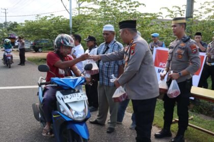 Kapolres Beltim dan Wartawan Berbagi Takjil ke Pengendara  10 IMG 20250315 WA0008 1