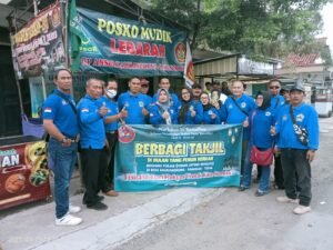 "Forjab  Gelar Pembagian Ta'jil dan Buka Bersama di Bulan Ramadhan 1446 H"

Tegal Mediarcm.com  (Forum Jateng Bersatu ) – Dalam rangka menyemarakkan bulan suci Ramadhan, Forum Jateng Bersatu (Forjab) mengadakan kegiatan sosial berupa pembagian ta'jil dan buka bersama di kawasan Pom Bensin Kalikangkung, Kecamatan Tarub, Kabupaten Tegal, pada Minggu sore, 23 Maret 2025.

Acara ini dihadiri oleh anggota Forjab,  serta masyarakat setempat. Sebanyak 250 bungkus ta'jil dibagikan kepada para pengendara yang melintas di kawasan tersebut. Dalam sambutannya, Darwanto, Pembina Forjab, mengungkapkan rasa syukur dan harapan agar kegiatan ini bisa menjadi pemicu bagi anggota Forjab untuk terus beramal di bulan yang penuh berkah ini. "Meskipun hanya 250 bungkus, yang terpenting adalah niat berbuat baik, dan insya Allah dengan niat yang baik, kita akan mendapatkan pahala yang berlipat ganda," ujar Darwanto.

Sementara itu, Sekjen Forjab, Mohamad Sujoni, juga menekankan pentingnya kebersamaan dalam berbagi kebaikan. "Semoga kegiatan ini bisa membuat anggota Forjab semakin kompak dan terus berbuat baik kepada sesama, terutama di bulan Ramadhan yang penuh berkah ini," tambahnya.

Ketum Umum Forjab, Riyati, menyampaikan rasa terima kasih kepada semua anggota yang hadir, serta mengapresiasi dukungan  dalam menyukseskan acara tersebut.

Kegiatan pembagian ta'jil yang berlangsung dalam suasana penuh kegembiraan ini berakhir dengan acara do'a bersama dan pembagian bingkisan untuk anggota Forjab. Di akhir acara, seluruh peserta juga menikmati hidangan buka puasa bersama, yang terdiri dari nasi kebuli dan es teh jumbo yang menyegarkan.

Rochim, Ketua DPC Forjab Kabupaten Tegal, juga memberikan apresiasi kepada keluarga Mohamad Sujoni atas inisiatif baik ini, serta mengucapkan terima kasih kepada keluarga  yang dalam kegiatan sosial tersebut.

Acara ini menjadi momen yang sangat berarti bagi masyarakat dan anggota Forjab, yang turut merasakan kebersamaan dan keberkahan di bulan Ramadhan.

Susilo / Yati