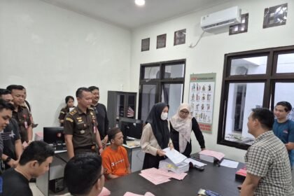 PENYERAHAN TERSANGKA DAN BARANG BUKTI (TAHAP II) KASUS TINDAK PIDANA PERTAMBANGAN ILEGAL 10 IMG 20250416 WA0007