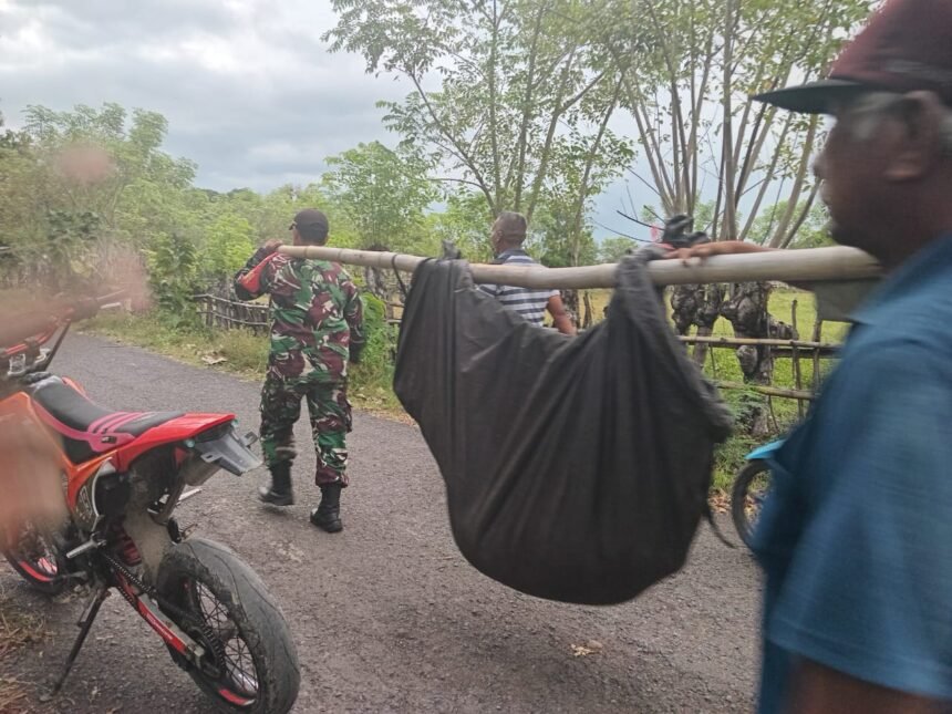 Korban Diduga Serangan Jantung, Babinsa 02/Koramil Empang Turun Bantu Evakuasi 1 IMG 20250512 WA0011