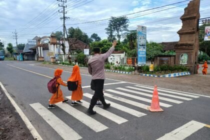 *Bantu Seberangkan Siswa Sekolah di Banyuwangi, Polisi Gelar Lakukan Pengaturan Pagi Di Area Sekolah.* 6 IMG 20250528 WA0035