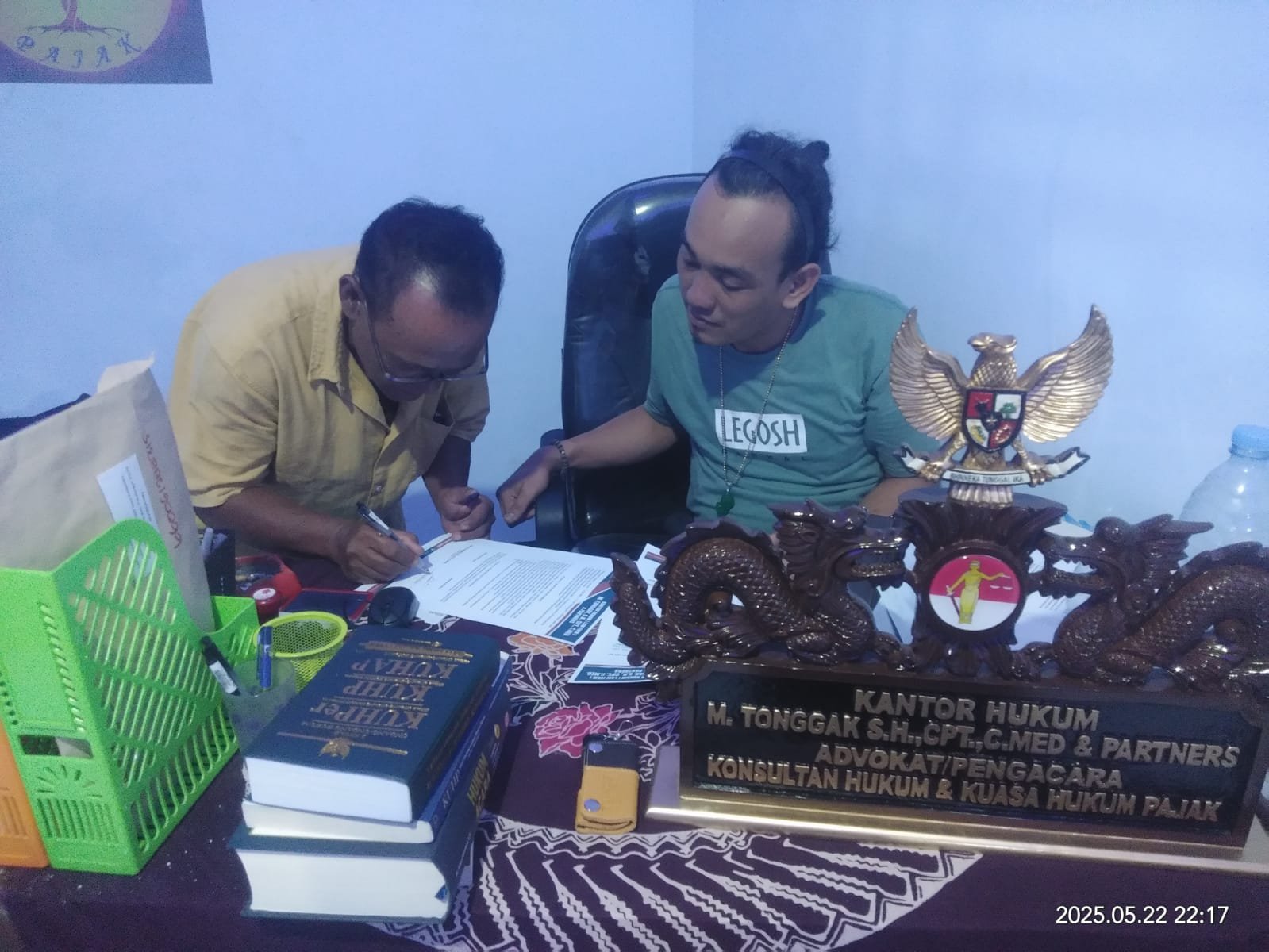Somasi Ke-1 Sengketa Tanah di Pegandon Tidak Dihadiri Kepala Desa dan Pihak Termohon 2 Penandatanganan kuasa hukum di kantor Hukum M. TONGGAK, S.H., CPT., C.MED