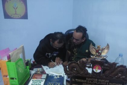 Owner Aqilla Kavling 03 Teguh Hadi Wiranto saat menandatangani surat kuasa, Rabu (28/5/2025)