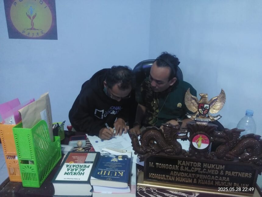 Owner Aqilla Kavling 03 Teguh Hadi Wiranto saat menandatangani surat kuasa, Rabu (28/5/2025)