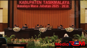 Kab.Tasikmalaya,Media Rcm.com
DPRD Kabupaten Tasikmalaya menggelar Rapat Paripurna penyampaian pidato Bupati dan Wakil Bupati Tasikmalaya masa jabatan 2025-2030, di ruang Paripurna DPRD Kabupaten Tasikmalaya, Kamis (05/06/2025).

Rapat Paripurna penyampaian pidato Bupati, H. Cecep Nurul Yakin, S.Pd., M.AP, dan Wakil Bupati Tasikmalaya, H. Asep Sopari Al-Ayubi, S.P, itu secara langsung dipimpin oleh Ketua DPRD Kabupaten Tasikmalaya, Drs. Budi Ahdiat.

Dihadiri oleh Anggota DPRD Kabupaten Tasikmalaya, Sekda Dr. H. Mohamad Zen, M.Pd, dan unsur Forkopimda Kabupaten Tasikmalaya serta tamu undangan lainnya.

Baca Juga:Satlantas Polres Subang, Bantu Rombongan Mudik Gratis dari Jakarta, yang Bus Alami Kendala

Dalam pidatonya, Bupati Tasikmalaya Cecep didampingi Wakil Bupati Asep mengatakan, kemarin diamanatkan oleh pak Gubernur, diantaranya yang saya catat ada 3 (tiga) hal.

“Jaga Lembur (Jaga Lingkungan) agar masyarakat nyaman tetap hidup di pelemburan (daerahnya). Kedua, Jaga Leweung (hutan) agar sumber-sumber mata airnya terjaga. Yang ketiga, Jaga Leuwi (Lubuk) supaya air-air di sungainya bersih jangan membuang sampah ke sungai,” tuturnya.

Cecep meminta bantuan dan dukungan kepada anggota DPRD Kabupaten Tasikmalaya bahwa dalam kepemimpinannya akan fokus terhadap pembangunan infrastruktur.
(A.SP)