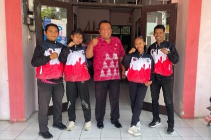 Foto: (Dari kiri ke kanan) Didik Siswanto, Shaquila Qurratul Ain, Ali Fathoni, S.H. (Ketua STF), Mutiara Dewi Hafidhoh, dan Hafid Efendi, S.Pd. berpose bersama sebelum keberangkatan atlet menuju ajang POPDA Provinsi Jawa Tengah 2025