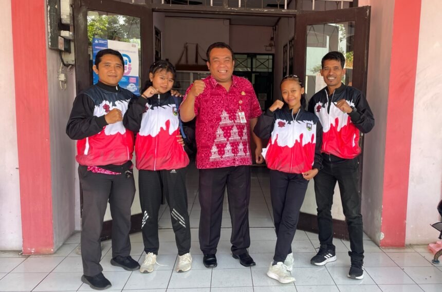 Foto: (Dari kiri ke kanan) Didik Siswanto, Shaquila Qurratul Ain, Ali Fathoni, S.H. (Ketua STF), Mutiara Dewi Hafidhoh, dan Hafid Efendi, S.Pd. berpose bersama sebelum keberangkatan atlet menuju ajang POPDA Provinsi Jawa Tengah 2025