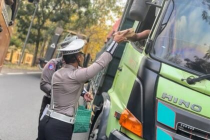 *Polantas Berbagi Nasi Kotak untuk Pengendara Terjebak Macet Di Hutan Baluran, Sopir Truk : Polisi Situbondo Luar Biasa.* 24 IMG 20250725 WA0150