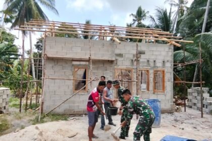 Sinergitas Anggota Satgas TMMD ke 125 Kodim 0414/Belitung dan Masyarakat Membangunan rumah tidak layak huni ( RTLH ) 24 IMG 20250730 WA0002