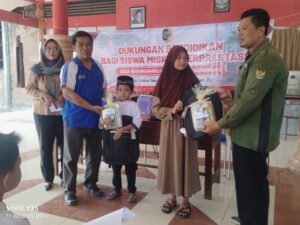 Pemdes Kedungwaru Berikan Bantuan Kepada Siswa Kurang Mampu dan Berprestasi 2 IMG 20250711 091702