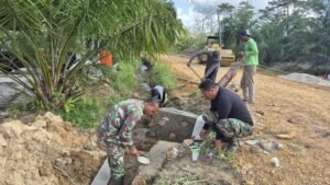Satgat TMMD ke 125 Bersama Warga, Lanjutkan Pembuatan Siring Di Titik Nol Sasaran TMMD 2 IMG 20250803 WA0002