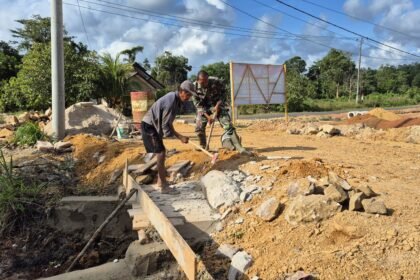 Satgat TMMD ke 125 Bersama Warga, Lanjutkan Pembuatan Siring Di Titik Nol Sasaran TMMD 12 IMG 20250803 WA0003