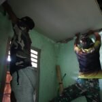 Peduli Kesehatan Rakyat, Satgas TMMD Ke-125 Pasang Plafon Pustu di Kalabeso 2 IMG 20250803 WA0007 1