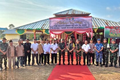 Tim Pengawasan dan Evaluasi (Wasev) TNI Manunggal Membangun Desa (TMMD) ke-125 dari Mabes TNI AD yang dipimpin oleh Kolonel Inf Andi Kusworo meninjau langsung progres pembangunan di Desa Simpang Pesak Kabupaten Belitung Timur 2 IMG 20250807 WA0000