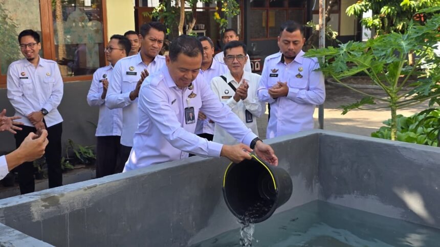 *Kalapas Lumajang Kelas IIB Mahendra Sulaksana Tebar 4.500 Benih Lele, Dukung kemandirian Kerja Warga Binaan Lapas Lumajang.,* 1 IMG 20250812 WA0286