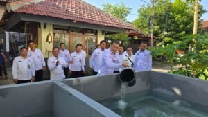 *Kalapas Lumajang Kelas IIB Mahendra Sulaksana Tebar 4.500 Benih Lele, Dukung kemandirian Kerja Warga Binaan Lapas Lumajang.,* 3 IMG 20250812 WA0287