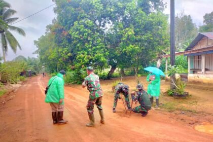 Dinas PUPR Cek Standarisasi Ketebalan Timbunan Tanah Peningkatan Jalan TMMD 125 Di Dusun Sidorejo dan Dusun Aik Dekat 10 IMG 20250813 WA0002