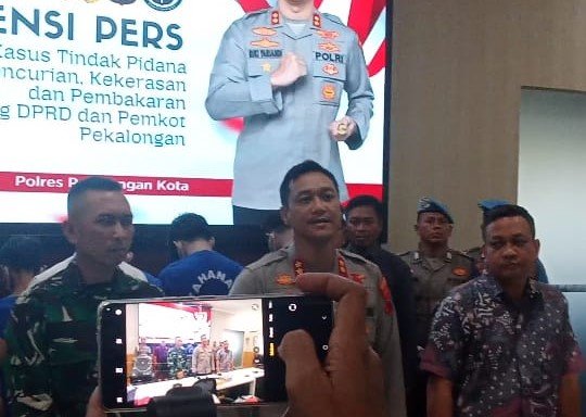 Polres Pekalongan Kota Amankan 11 Orang Diduga Pelaku Kerusuhan dan Pembakaran Gedung 1 WhatsApp Image 2025 09 02 at 13.49.14