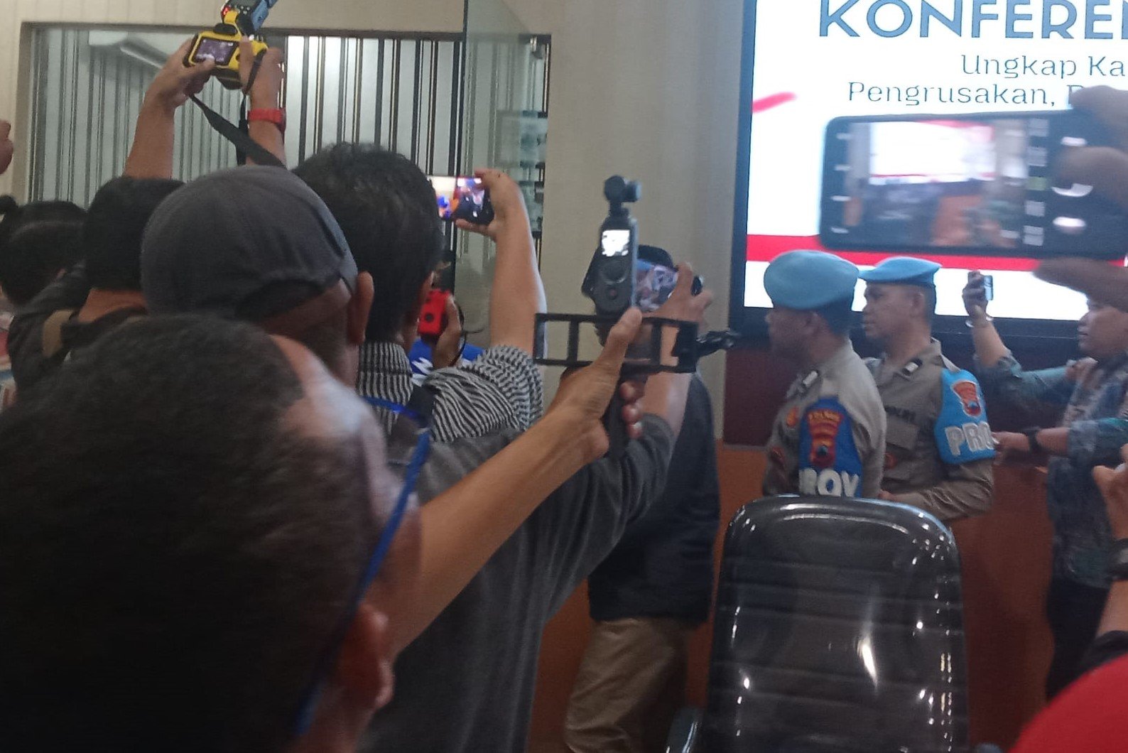 Polres Pekalongan Kota Amankan 11 Orang Diduga Pelaku Kerusuhan dan Pembakaran Gedung 2 WhatsApp Image 2025 09 02 at 13.49.15