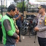 KAPOLRES METRO TANGERANG KOTA GELAR “JUM’AT PEDULI” BAGIKAN BANSOS UNTUK OJEK ONLINE DI BATUCEPER 2 IMG 20251018 WA0023