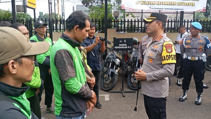 KAPOLRES METRO TANGERANG KOTA GELAR “JUM’AT PEDULI” BAGIKAN BANSOS UNTUK OJEK ONLINE DI BATUCEPER 1 IMG 20251018 WA0023