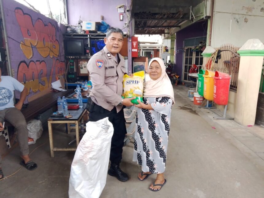 Gerakan Pangan Murah Polri dan Bulog, Polsek Kelapa Gading Bantu Warga Dapatkan Beras Terjangkau 1 IMG 20251021 WA0028