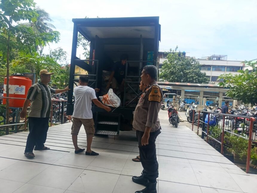 POLSEK METRO PENJARINGAN DUKUNG GERAKAN “JAGA JAKARTA — JAGA LINGKUNGAN” MELALUI PENYALURAN BERAS MURAH SPHP BULOG UNTUK WARGA PENJARINGAN 1 IMG 20251022 WA0045