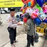 Polsek Koja Gelar Jumat Peduli, Bagikan Bantuan Nasi Kotak untuk Warga Sekitar 2 IMG 20251024 WA0023