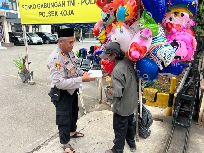 Polsek Koja Gelar Jumat Peduli, Bagikan Bantuan Nasi Kotak untuk Warga Sekitar 1 IMG 20251024 WA0023
