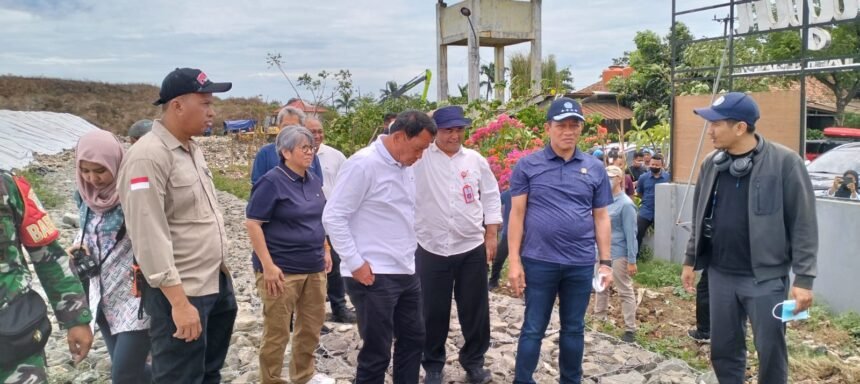 Bupati Dampingi Hanif Faisol Nurofiq Meninjau Lokasi Waste To Energy di TPA Jatiwaringin 1 IMG 20251024 WA0055