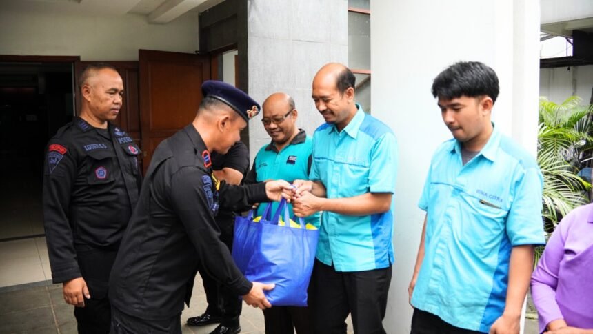 Menyambut HUT ke-80 Korps Brimob Polri, Brimob Polda Metro Jaya Gelar Bakti Sosial di Gereja GPIB Karunia Ciputat 1 IMG 20251025 WA0027