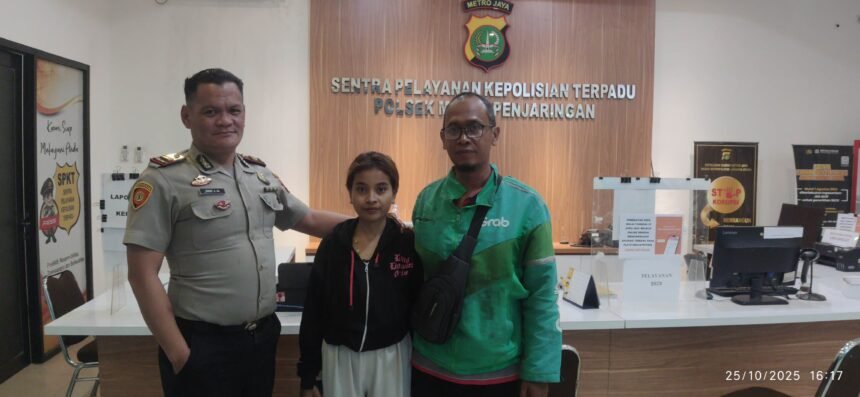 Bhabinkamtibmas Polsek Metro Penjaringan Bantu Remaja yang Diduga Jadi Korban Kekerasan, Pertemukan dengan Orang Tua 1 IMG 20251026 WA0033