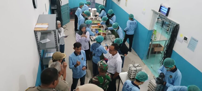 Polisi dan Pemerintah Pastikan Penyaluran Menu Bergizi Gratis untuk Pelajar di Koja Berjalan Baik 1 IMG 20251027 WA0020