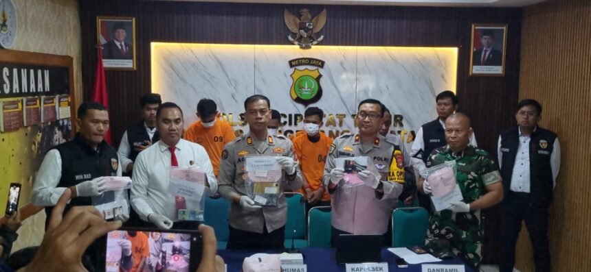Polsek Ciputat Timur Ungkap Sindikat Pencurian Modus Ganjal ATM, 4 Pelaku Diamankan 1 IMG 20251027 WA0051