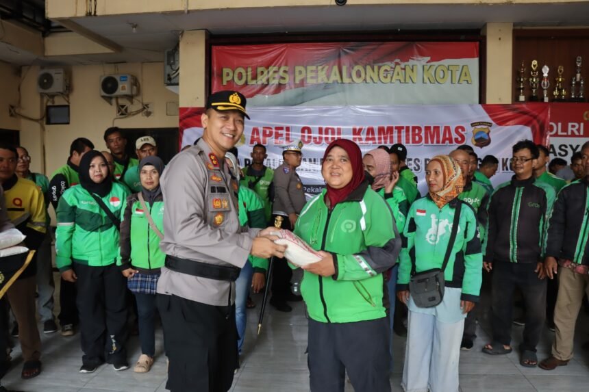 Komitmen Bersinergi Jaga Kamtibmas, Polres Pekalongan Kota Gelar Apel Bersama Komunitas Ojol 1 IMG 20251028 WA0038