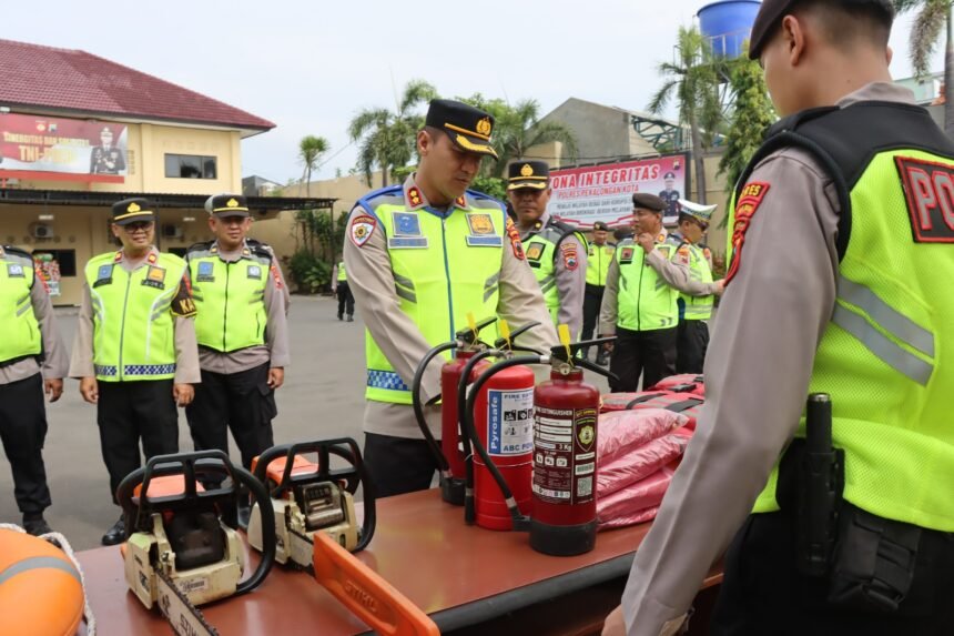 Apel Tanggap Bencana : Kapolres Pekalongan Kota Perintahkan Anggota Hadir Ditengah Masyarakat 1 IMG 20251029 WA0064