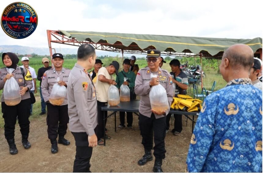 Tebar Benih Ikan Tombro 5.000rb Dikawasan Sungai Ngerowo Jaga Kapolres Tulungagung Jaga Ekosistem Sungai 1 IMG 20251019 185359