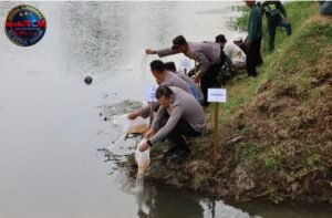 Tebar Benih Ikan Tombro 5.000rb Dikawasan Sungai Ngerowo Jaga Kapolres Tulungagung Jaga Ekosistem Sungai 2 IMG 20251019 185431