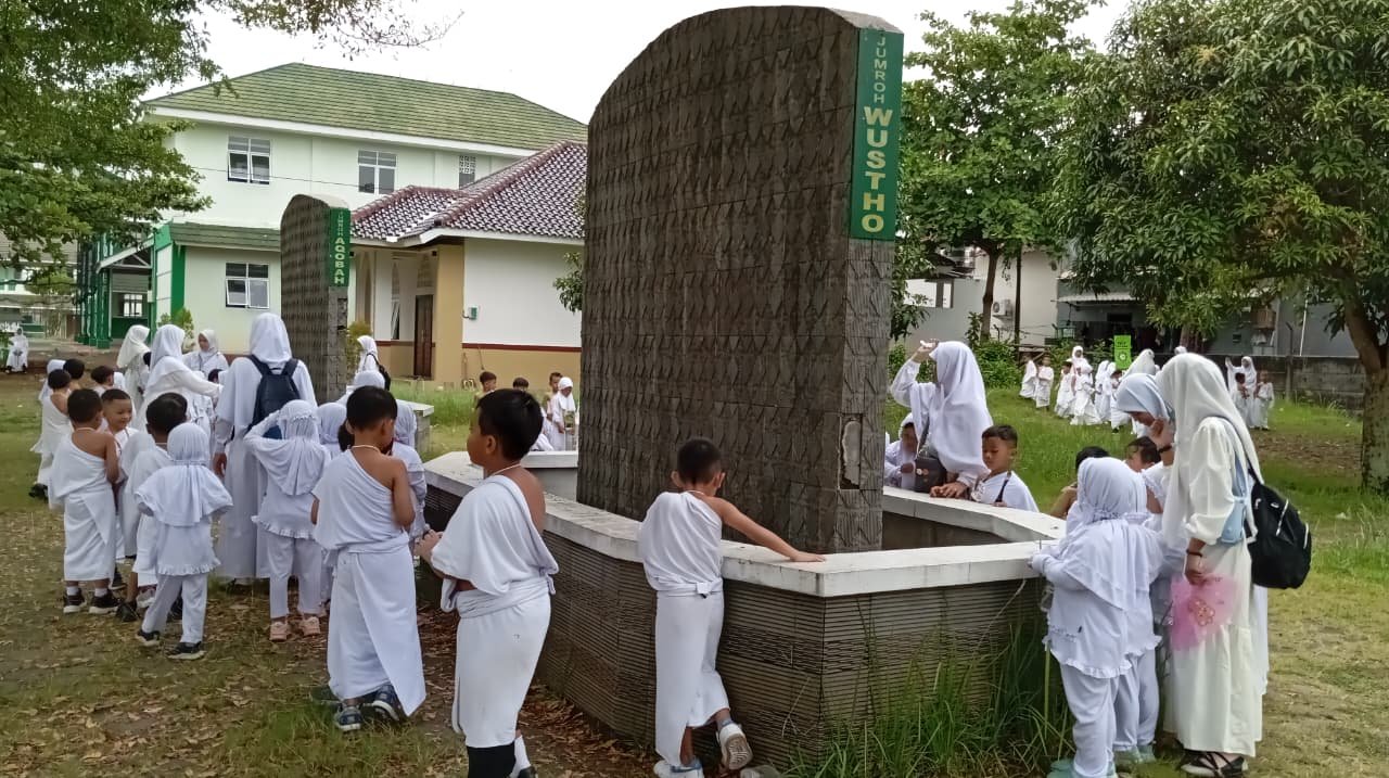 Simulasi Manasik Haji JSIT Pekalongan: Ajarkan Cinta Allah SWT dan Nilai Ibadah Sejak Usia Dini 1 WhatsApp Image 2025 10 24 at 20.11.55 1