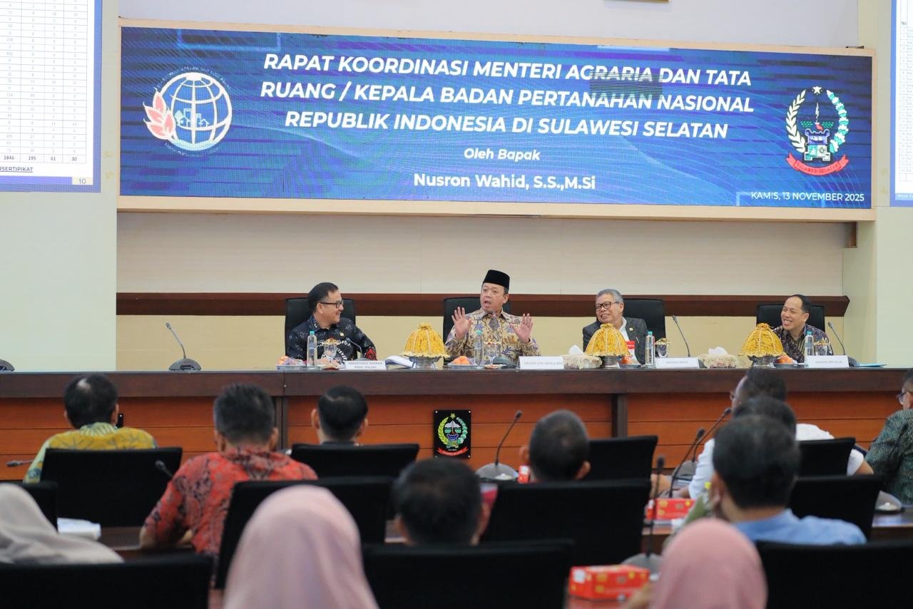 Percepat Penyelesaian Persoalan Tanah dan Ruang, Menteri Nusron Adakan Rakor dengan Kepala Daerah Se-Sulsel 1 WhatsApp Image 2025 11 14 at 08.51.48