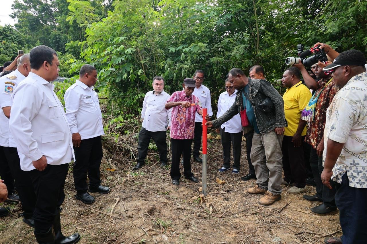 Realisasi Percepatan Sertipikasi Tanah Ulayat di Papua, Menteri Nusron Saksikan Pemasangan Patok Skouw Yambe 1 WhatsApp Image 2025 11 20 at 16.22.31