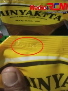 EXP 11 25 menjadi perbincangan warga kota tasikmalaya penerima bansos miyakita 1 Tasikmalaya,Media rcm.com Dengan adanya program Bantuan sosial ( Bansos ) program ini merupakan mandat dari Badan Pangan Nasional (BAPANAS) yang mengacu pada Data Terpadu Kesejahteraan Sosial (DTKS).Kamis ( 04/12/2025). Pemerintah melalui perum Bulog mulai menyalurkan Bantuan sosial ( Bansos) untuk alokasi bulan Oktober - November 2025 Setiap Keluarga Penerima Manfaat (KPM) akan menerima 20 kilogram beras dan 4 liter Minyakita. Namun sangat disayangkan ternyata Minyakita yang dibagikan tersebut sudah melebihi batas waktu expired atau kadaluarsa, Salah satunya ditemukan saat pembagian bantuan tersebut yaitu di Kelurahan payingkiran kecamatan indihiang kota tasikmalaya,selasa (02/12/2025). Hal tersebut ditemukan saat awak media mendapat inpormasi dari Kpm kelurahan panyingkiran yang mengeluh terhadap kualitas minyak yang di salurkan ( Sudah expired). Minyak goreng kadaluarsa dapat menyebabkan penurunan kualitas rasa makanan, bau tak sedap (tengik), dan risiko kesehatan seperti gangguan pencernaan karena kandungan senyawa berbahaya yang meningkat. Selain itu, minyak yang sudah rusak bisa mengandung radikal bebas yang dapat merusak sel tubuh, meningkatkan risiko penyakit kronis, dan memicu gangguan pernapasan serta pencernaan. Efek pada kesehatan Gangguan pencernaan: Mengonsumsi minyak yang rusak bisa menyebabkan masalah pencernaan seperti mual atau diare. Peningkatan kolesterol: Kelebihan asam lemak bebas dalam minyak bisa meningkatkan kadar kolesterol jahat dalam darah. Risiko penyakit kronis: Minyak kadaluarsa mengandung radikal bebas yang dapat mempercepat penuaan sel dan meningkatkan risiko penyakit degeneratif seperti kanker dan penyakit jantung. Iritasi saluran pernapasan: Senyawa seperti aldehida dan keton yang terbentuk pada minyak rusak dapat menyebabkan iritasi pada saluran pernapasan Dan di situ juga sudah jelas melanggar undang- undang no 8 tahun 1999 tentang perlindungan konsumen : menjamin adanya kepastian hukum untuk memberi perlindungan kepada konsumen. Apa saja hak konsumen menurut UU Perlindungan Konsumen? Hak atas Keamanan: Konsumen berhak mendapatkan produk dan jasa yang aman dan tidak membahayakan kesehatan atau keselamatan. Hak atas Informasi: Konsumen berhak mendapatkan informasi yang benar, jelas, dan jujur tentang kondisi dan jaminan produk atau jasa yang dibelinya. Sangsi bagi pelaku usaha yang merugikan konsumen sesuai dengan UUD No 8 Th 1999 ? Pelaku usaha yang melanggar ketentuan yang dilarang dalam Undang-Undang Perlindungan Konsumen dapat dihukum penjara 5 (lima) tahun atau 2 (dua) tahun dan denda sebesar Rp.2.000.000.000,- (dua milyar) atau Rp.500.000.000,- (lima ratus juta rupiah). Maka dari itu kami dari awak media RCM akan meminta klarifikasi dari pihak Peyalur Perum Bulog tentang beredarnya miyak expired di wilayah kota tasikmalaya. ( A.G)