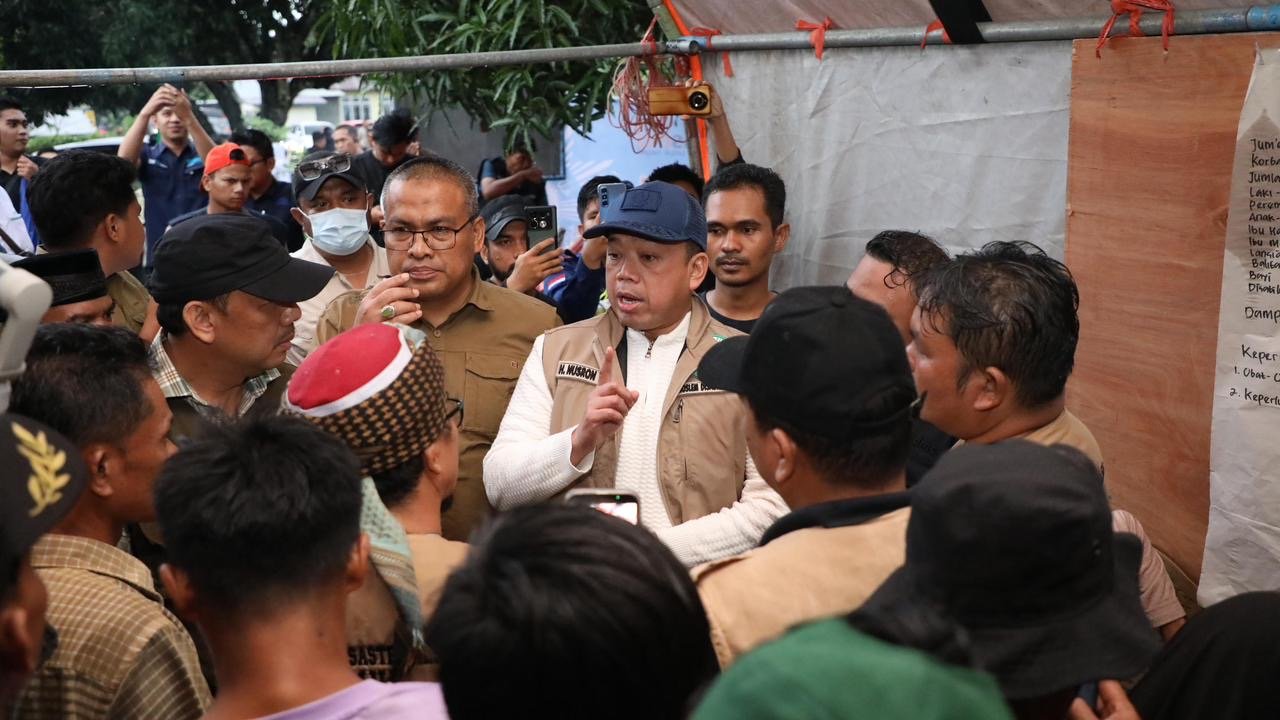 Menteri Nusron Salurkan Bantuan dan Dengar Jeritan Warga yang Kehilangan Keluarga di Kabupaten Agam 1 IMG 20251212 WA0017