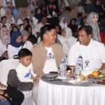 : Ratusan Lampion Warnai Cacaban Ekraft Festival 2025 Tegal Mediarcm.com - Senja perlahan berganti malam di kawasan Daya Tarik Wisata (DTW) Cacaban, Sabtu (13/12/2025). Di tepian waduk yang tenang, kreativitas, budaya, dan harapan bertemu dalam balutan Cacaban Ekraft Festiva 2025, yang tahun ini memasuki penyelenggaraan keempat. Diselenggarakan oleh Dinas Kepemudaan, Olahraga, dan Pariwisata (Disporapar) Kabupaten Tegal, festival ini menjadi magnet bagi masyarakat dan pelaku ekonomi kreatif. Kehadiran Bupati Tegal H. Ischak Maulana Rohman, S.H., Wakil Bupati, Sekretaris Daerah, Kapolres Tegal, serta jajaran Forkopimda menegaskan dukungan penuh pemerintah daerah terhadap penguatan sektor pariwisata dan ekonomi kreatif. Dalam laporannya, Kepala Disporapar Kabupaten Tegal Drs. Akhmad Drs. Akhmad Uwes Qoroni, M.T. menyampaikan bahwa Cacaban Ekraft Fest ke-4 mengusung tema “Romantisme Cacaban”. Tema ini merepresentasikan keindahan alam Waduk Cacaban, kehangatan kehidupan masyarakat, sekaligus semangat kreativitas para pelaku ekonomi kreatif. “Rangkaian kegiatan sudah dimulai sejak siang hari, meliputi pameran ekonomi kreatif, business forum and tourism investment, pertunjukan seni, doa bersama, hingga hiburan rakyat. Puncaknya malam ini adalah penerbangan lampion Light of Harmony sebagai simbol harapan, persatuan, dan romantisme Cacaban,” ujar Uwes. Suasana festival terasa hidup. Stan-stan kuliner lokal menggoda pengunjung, produk kriya dan fashion khas daerah tampil memikat, sementara seni pertunjukan menghadirkan denyut budaya yang akrab dengan masyarakat. Tak hanya menjadi ajang hiburan, festival ini juga menjadi ruang temu antara kreativitas dan peluang usaha. Dalam sambutannya, Bupati Tegal menegaskan bahwa Cacaban Ekraft Festival telah menjadi agenda rutin tahunan, merupakan bentuk komitmen Pemerintah Kabupaten Tegal dalam mendorong sektor ekonomi kreatif sebagai penggerak pariwisata dan perekonomian daerah. “Melalui Ekraft Festival, kita membuka ruang promosi bagi pelaku ekonomi kreatif Kabupaten Tegal, mulai dari kuliner, kriya, fashion, seni pertunjukan, hingga produk kreatif berbasis digital. Kegiatan ini juga diharapkan mampu meningkatkan kunjungan wisatawan ke DTW Cacaban,” ungkapnya. Malam pun mencapai puncaknya saat Forkopimda bersama masyarakat secara serempak menerbangkan ratusan lampion. Langit Cacaban seketika berubah menjadi kanvas cahaya, gemerlap lampion melayang perlahan, memantulkan harapan dan kebersamaan Di bawah cahaya Light of Harmony, Cacaban Ekraft Festival 2025 bukan sekadar perayaan, melainkan penanda bahwa kreativitas lokal terus menyala, menghidupkan pariwisata, dan menggerakkan ekonomi Kabupaten Tegal. 2 IMG 20251215 WA0000