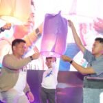 : Ratusan Lampion Warnai Cacaban Ekraft Festival 2025 Tegal Mediarcm.com - Senja perlahan berganti malam di kawasan Daya Tarik Wisata (DTW) Cacaban, Sabtu (13/12/2025). Di tepian waduk yang tenang, kreativitas, budaya, dan harapan bertemu dalam balutan Cacaban Ekraft Festiva 2025, yang tahun ini memasuki penyelenggaraan keempat. Diselenggarakan oleh Dinas Kepemudaan, Olahraga, dan Pariwisata (Disporapar) Kabupaten Tegal, festival ini menjadi magnet bagi masyarakat dan pelaku ekonomi kreatif. Kehadiran Bupati Tegal H. Ischak Maulana Rohman, S.H., Wakil Bupati, Sekretaris Daerah, Kapolres Tegal, serta jajaran Forkopimda menegaskan dukungan penuh pemerintah daerah terhadap penguatan sektor pariwisata dan ekonomi kreatif. Dalam laporannya, Kepala Disporapar Kabupaten Tegal Drs. Akhmad Drs. Akhmad Uwes Qoroni, M.T. menyampaikan bahwa Cacaban Ekraft Fest ke-4 mengusung tema “Romantisme Cacaban”. Tema ini merepresentasikan keindahan alam Waduk Cacaban, kehangatan kehidupan masyarakat, sekaligus semangat kreativitas para pelaku ekonomi kreatif. “Rangkaian kegiatan sudah dimulai sejak siang hari, meliputi pameran ekonomi kreatif, business forum and tourism investment, pertunjukan seni, doa bersama, hingga hiburan rakyat. Puncaknya malam ini adalah penerbangan lampion Light of Harmony sebagai simbol harapan, persatuan, dan romantisme Cacaban,” ujar Uwes. Suasana festival terasa hidup. Stan-stan kuliner lokal menggoda pengunjung, produk kriya dan fashion khas daerah tampil memikat, sementara seni pertunjukan menghadirkan denyut budaya yang akrab dengan masyarakat. Tak hanya menjadi ajang hiburan, festival ini juga menjadi ruang temu antara kreativitas dan peluang usaha. Dalam sambutannya, Bupati Tegal menegaskan bahwa Cacaban Ekraft Festival telah menjadi agenda rutin tahunan, merupakan bentuk komitmen Pemerintah Kabupaten Tegal dalam mendorong sektor ekonomi kreatif sebagai penggerak pariwisata dan perekonomian daerah. “Melalui Ekraft Festival, kita membuka ruang promosi bagi pelaku ekonomi kreatif Kabupaten Tegal, mulai dari kuliner, kriya, fashion, seni pertunjukan, hingga produk kreatif berbasis digital. Kegiatan ini juga diharapkan mampu meningkatkan kunjungan wisatawan ke DTW Cacaban,” ungkapnya. Malam pun mencapai puncaknya saat Forkopimda bersama masyarakat secara serempak menerbangkan ratusan lampion. Langit Cacaban seketika berubah menjadi kanvas cahaya, gemerlap lampion melayang perlahan, memantulkan harapan dan kebersamaan Di bawah cahaya Light of Harmony, Cacaban Ekraft Festival 2025 bukan sekadar perayaan, melainkan penanda bahwa kreativitas lokal terus menyala, menghidupkan pariwisata, dan menggerakkan ekonomi Kabupaten Tegal. 1 IMG 20251215 WA0001