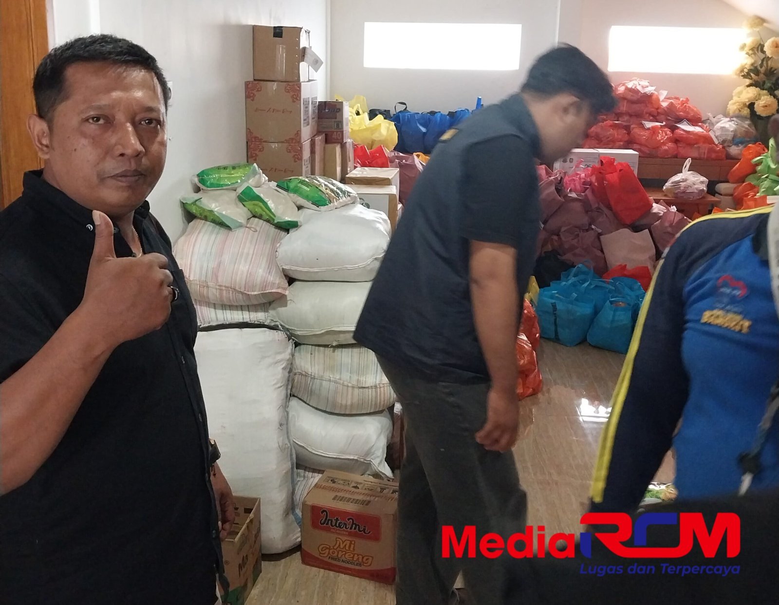 "Gerakan IWB (Info Warga Banyuwangi) Berikan Sembako Sebagai Bukti Kepedulian Dan Bentuk Ucapan SELAMAT HARJABA Ke-254th Di Pendopo Banyuwangi" 3 IMG 20251216 WA00191 scaled