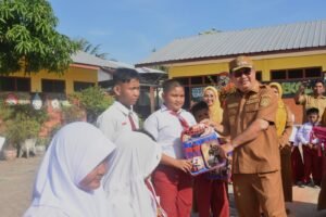 Motivasi Siswa di Hari Pertama Tahun Ajaran Baru, Bupati Beltim Serahkan Bantuan Alat Sekolah 3 IMG 20260714 WA0006