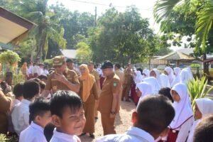 Motivasi Siswa di Hari Pertama Tahun Ajaran Baru, Bupati Beltim Serahkan Bantuan Alat Sekolah 2 IMG 20260714 WA0008